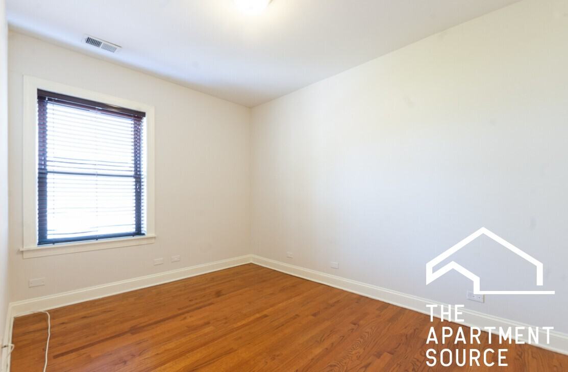 3443 N Lakewood Ave #1 - Photo 6 of 12