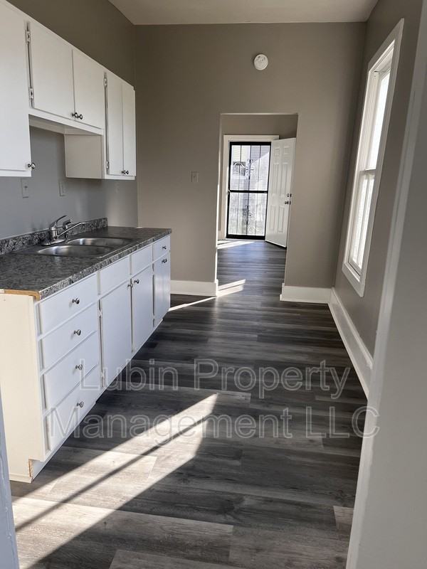 1054 Delmar Ave - Photo 3 of 9