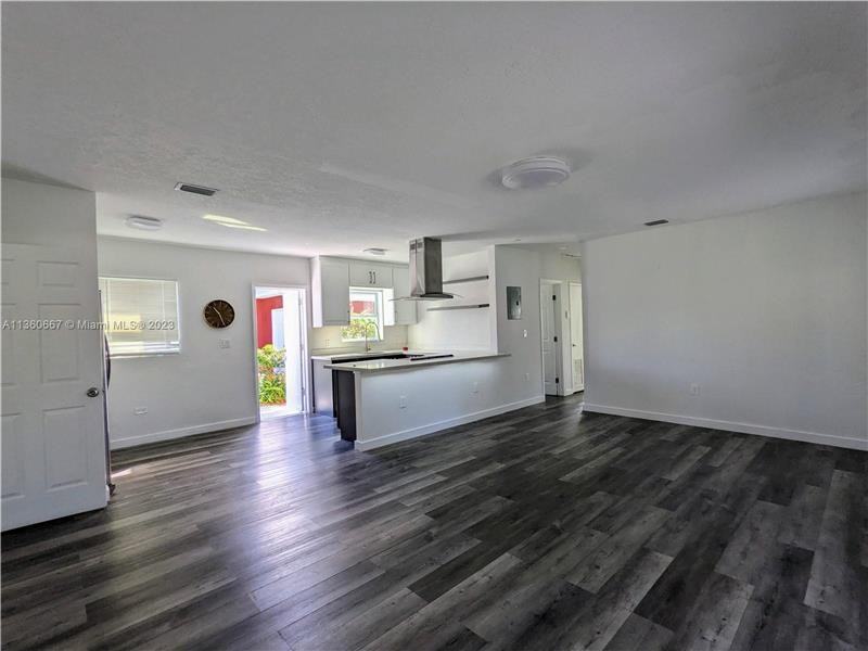 16911 N Miami Ave - Photo 2 of 11