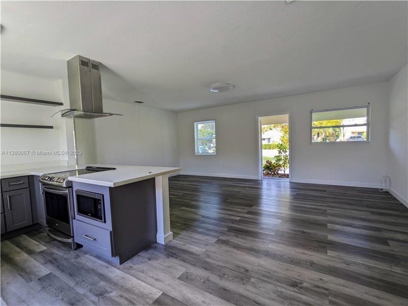 16911 N Miami Ave - Photo 3 of 11