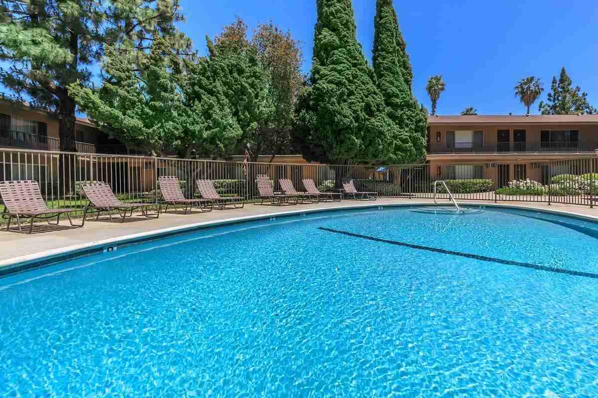 125 N Syracuse St - Photo 4 of 18