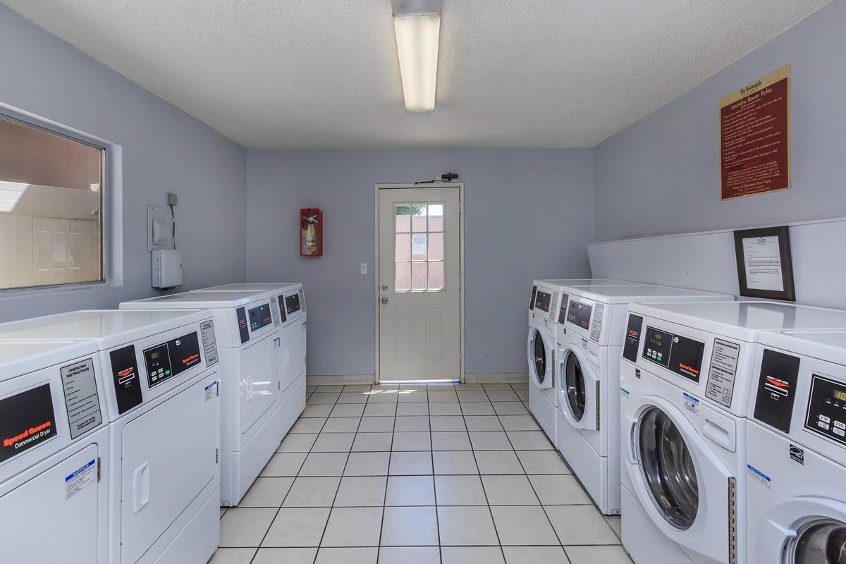 125 N Syracuse St - Photo 3 of 18