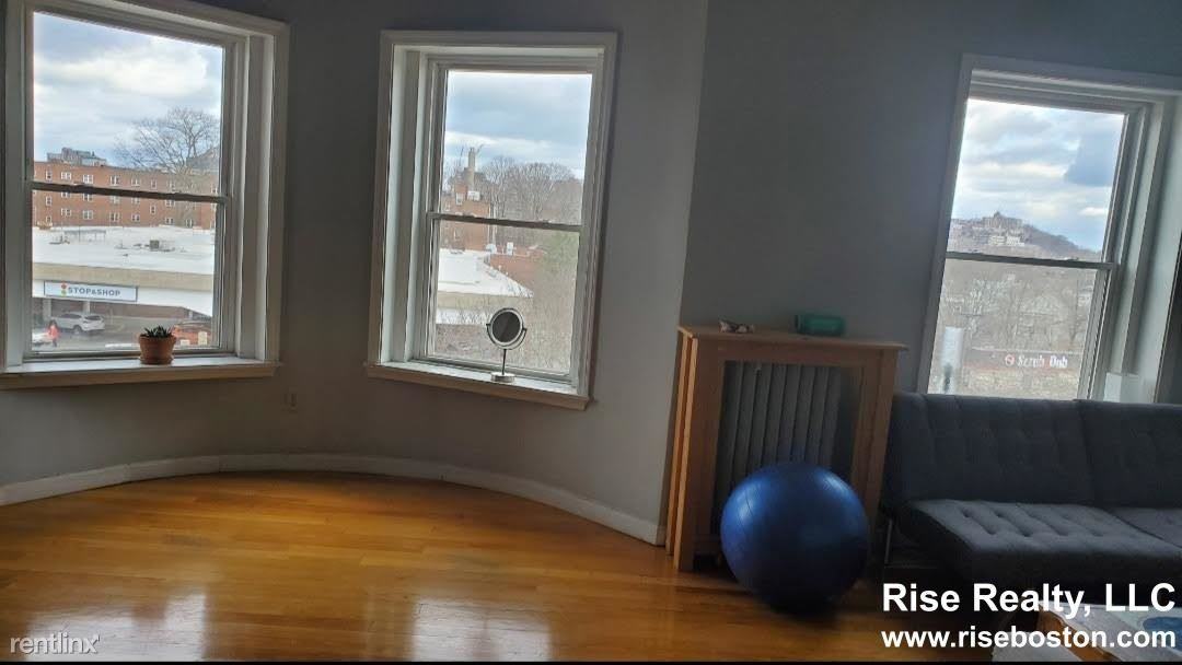 154 Harvard St - Photo 2 of 8