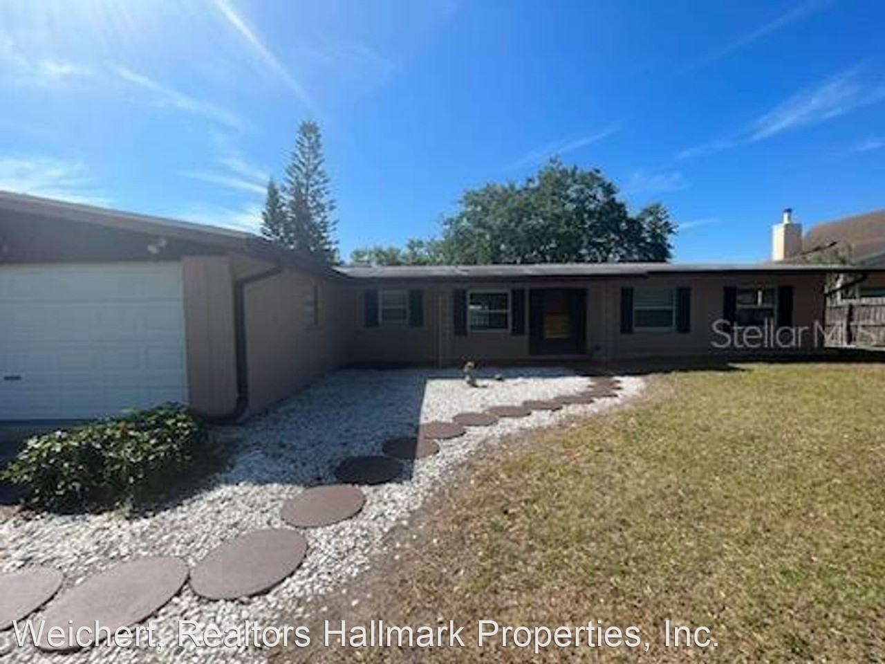 1238 N Shore Dr - Photo 2 of 10