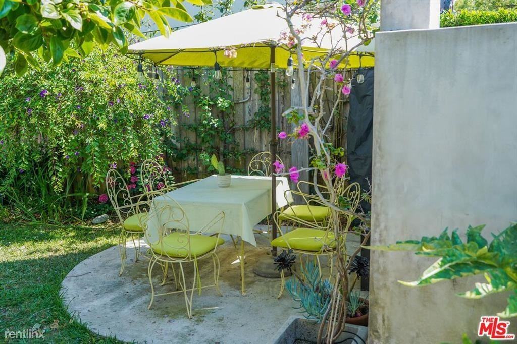 1102 Superba Ave - Photo 2 of 10