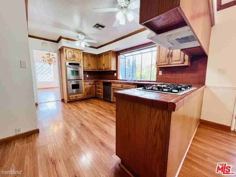 6124 Corbin Ave - Photo 3 of 10