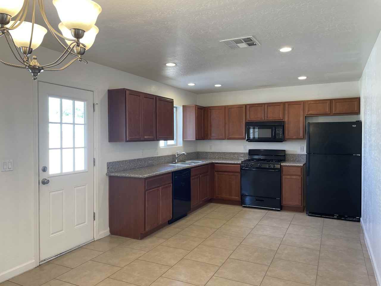 1532 W 6th St - Photo 5 of 25