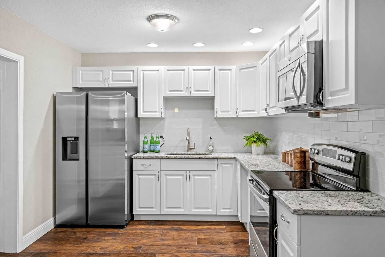 E Chelsea St - Photo 3 of 13