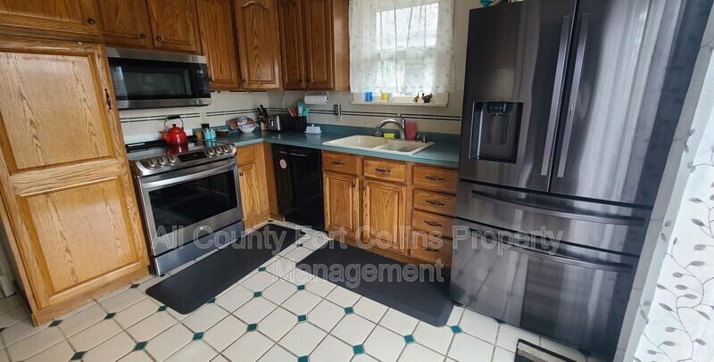 1217 13th St - Photo 5 of 6