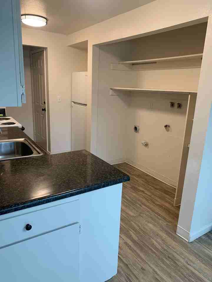 700 Crater Lake Ave - Photo 4 of 14