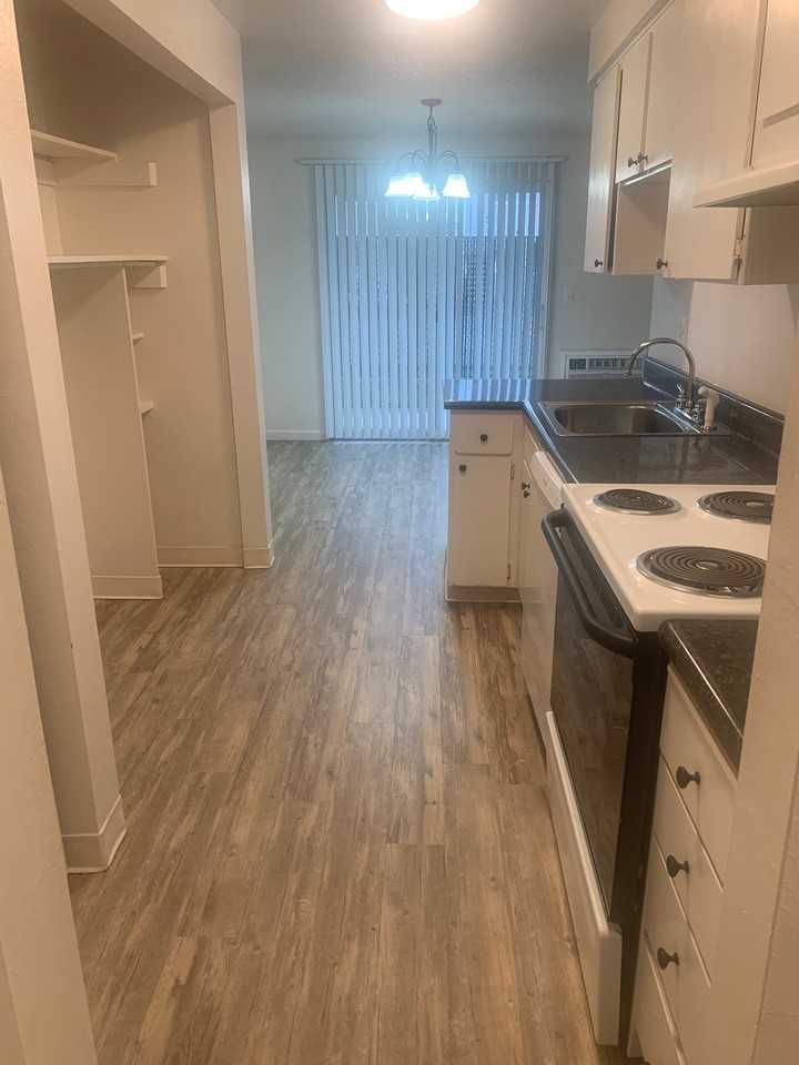 700 Crater Lake Ave - Photo 5 of 14