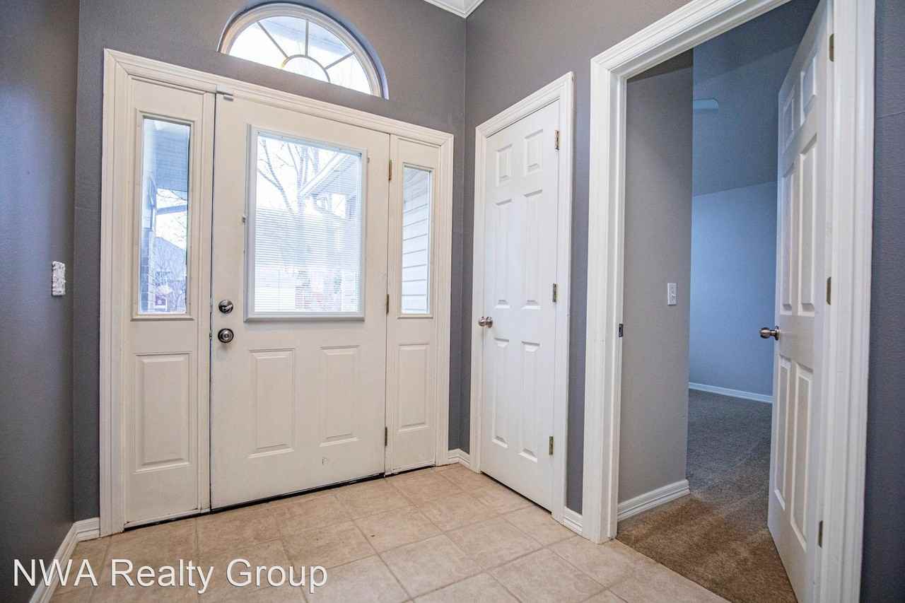 718 Emerald St - Photo 2 of 21