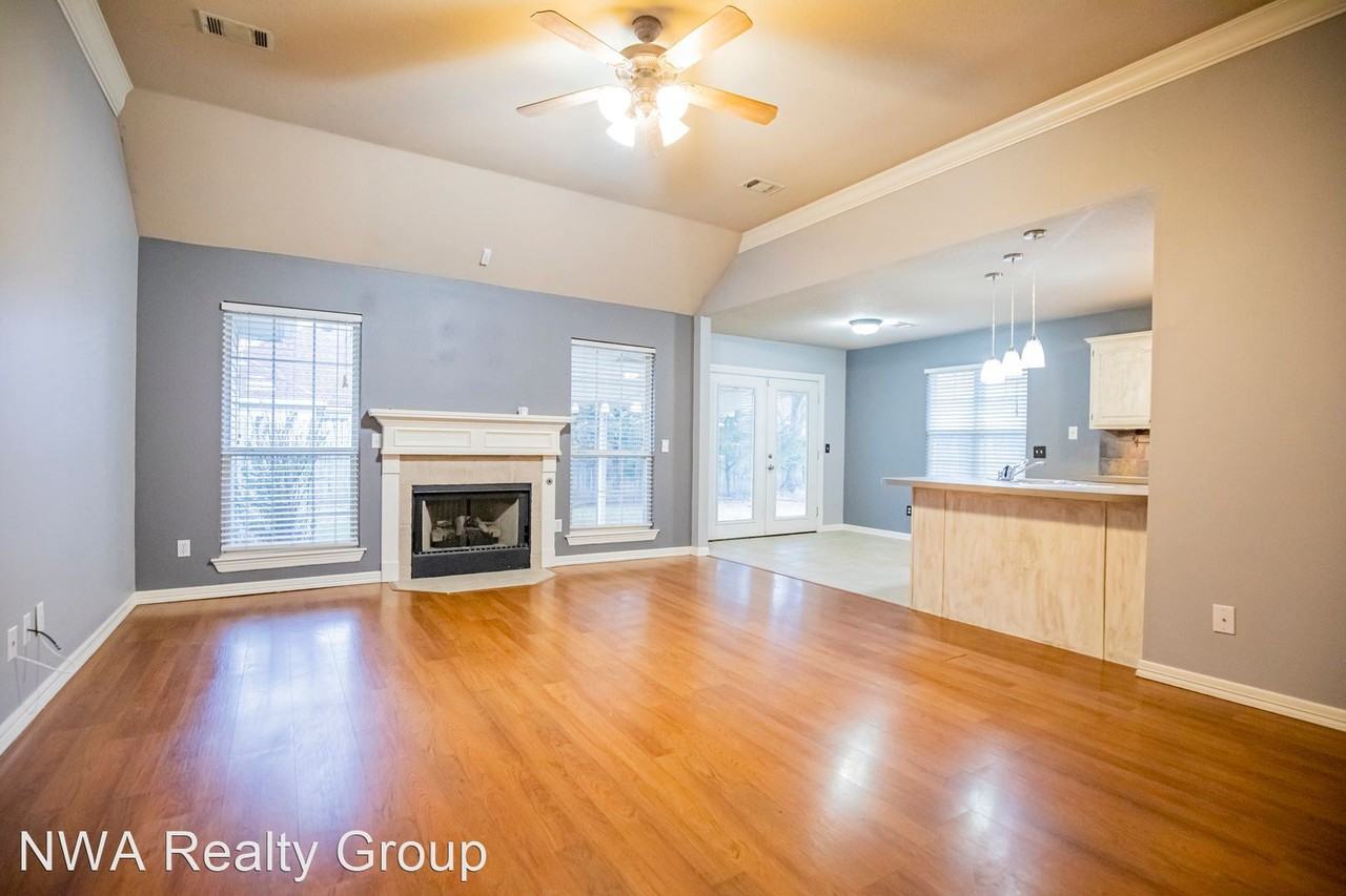 718 Emerald St - Photo 3 of 21