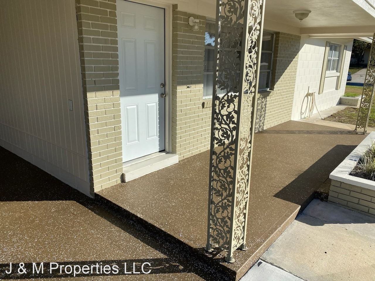 635 E Roberts St - Photo 2 of 15