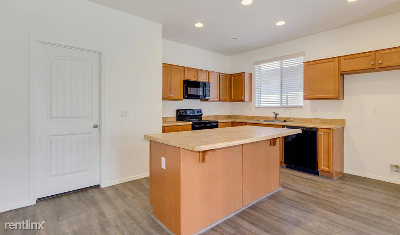 11781 W Chase Ln - Photo 2 of 10