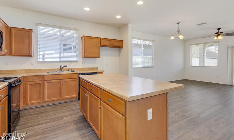 11781 W Chase Ln - Photo 3 of 10