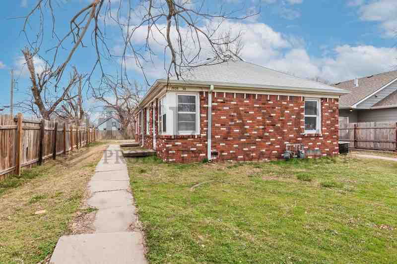 1930 S Saint Clair Ave - Photo 3 of 11