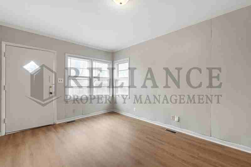 1930 S Saint Clair Ave - Photo 4 of 11