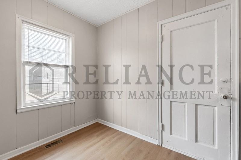 1930 S Saint Clair Ave - Photo 7 of 11