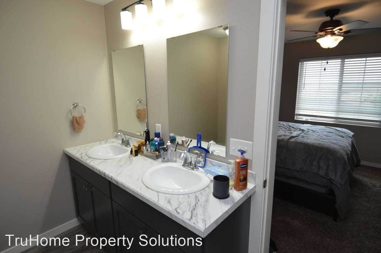 1044 Thames Ct - Photo 2 of 34