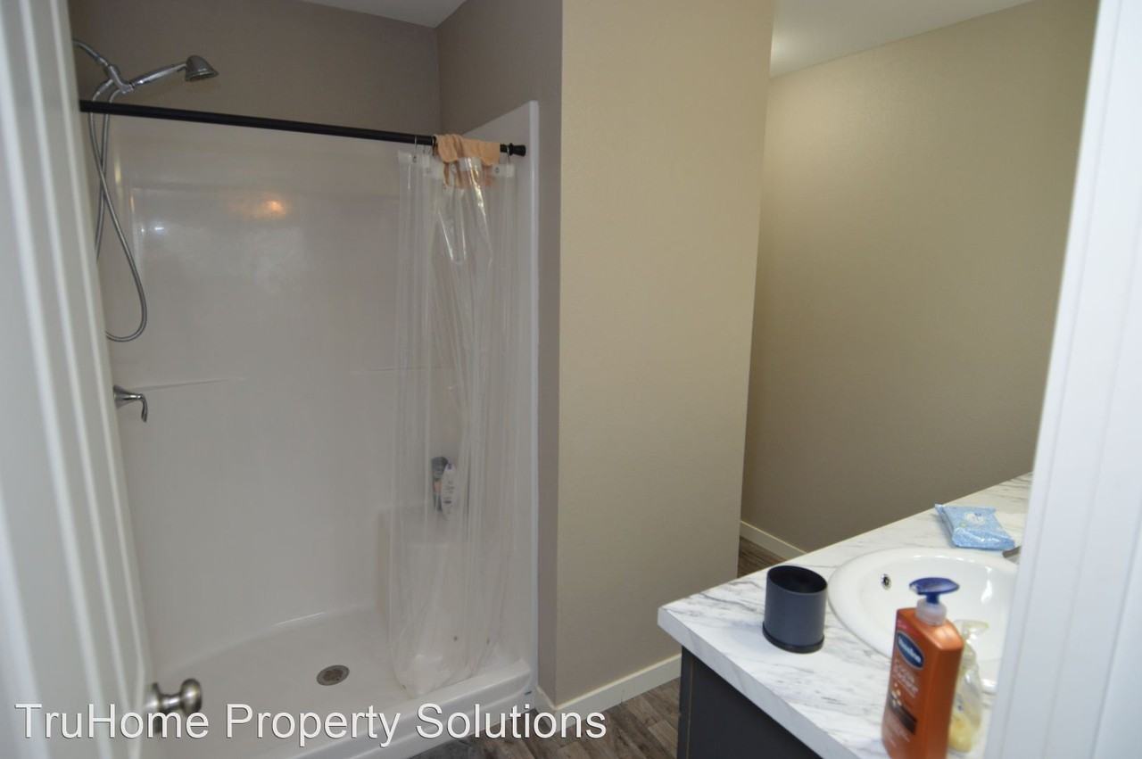 1044 Thames Ct - Photo 3 of 34