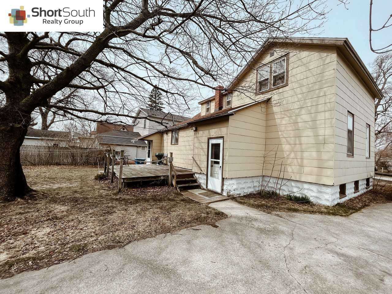 826 Pennoyer Ave - Photo 2 of 3