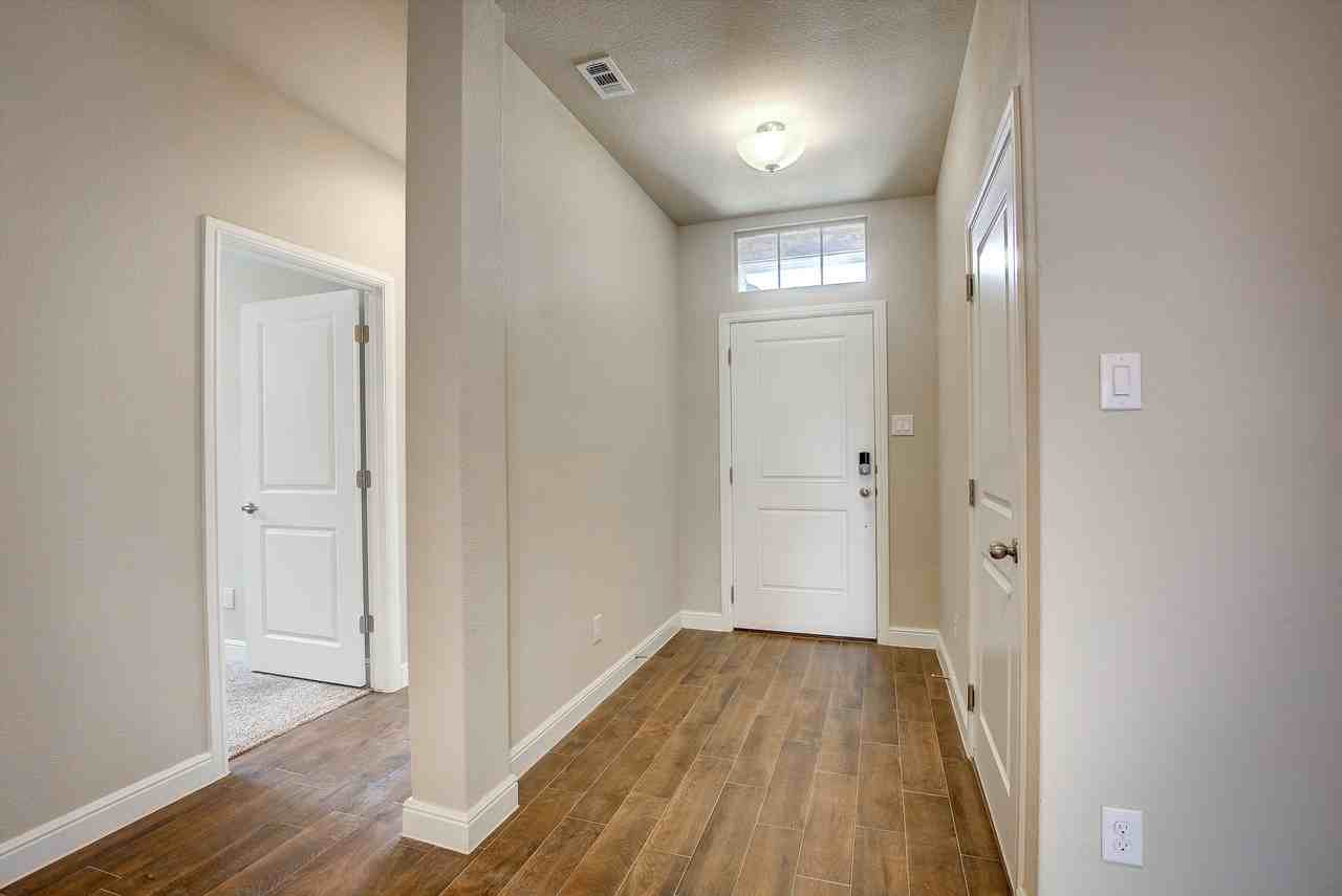 820 Greenford Mnr - Photo 3 of 50