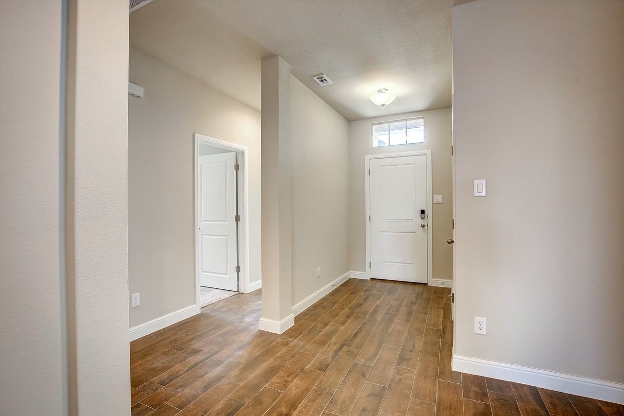 820 Greenford Mnr - Photo 4 of 50