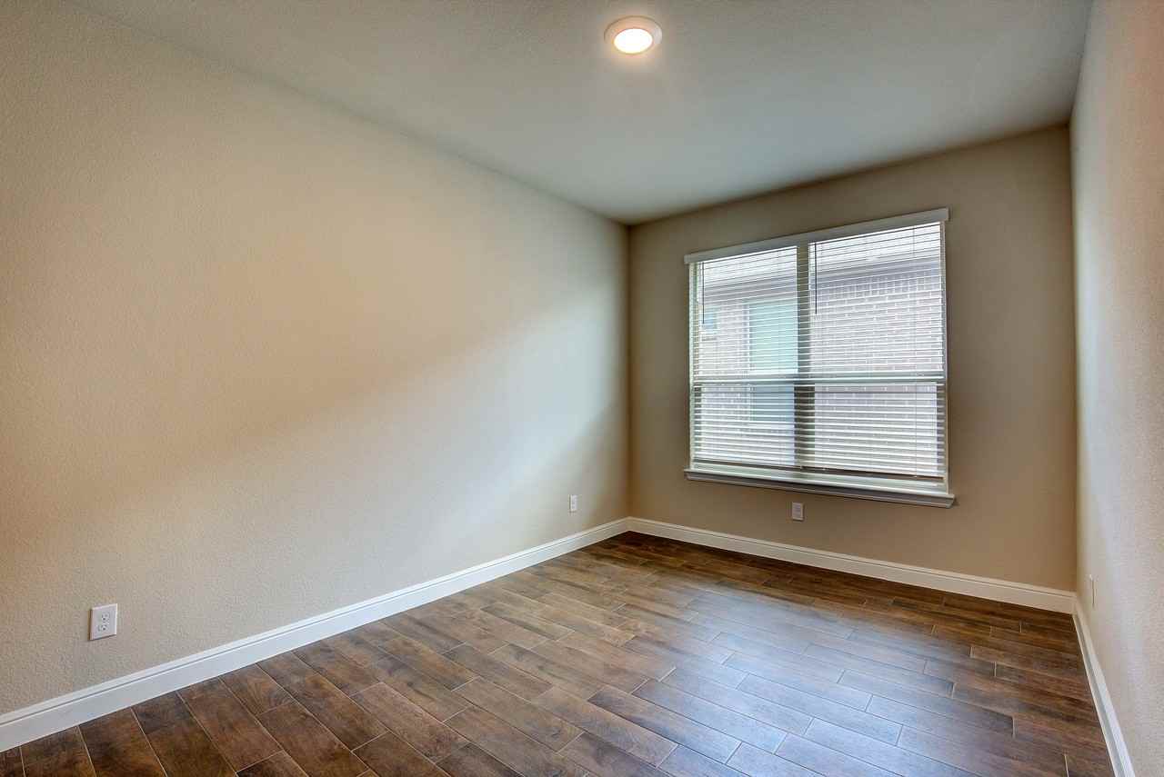820 Greenford Mnr - Photo 7 of 50