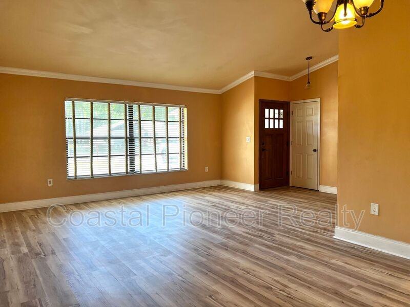 3233 Oakwood Pl - Photo 2 of 15