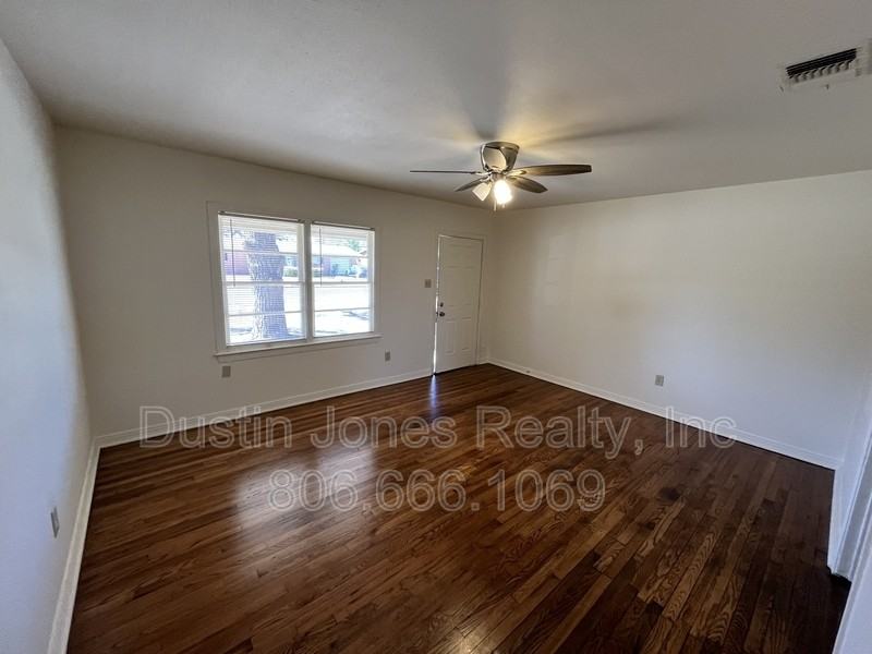 2710 37th St - Photo 2 of 9