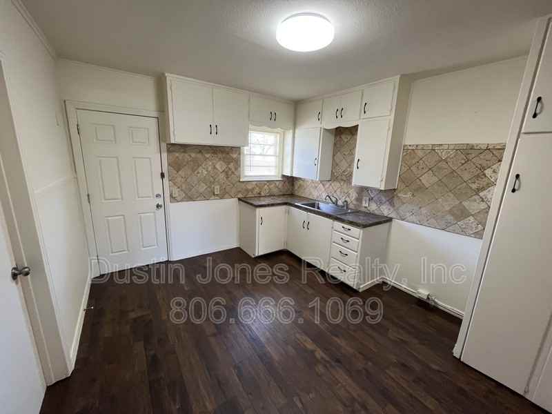 2710 37th St - Photo 3 of 9