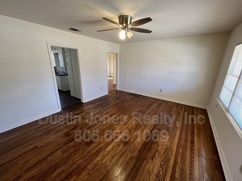 2710 37th St - Photo 4 of 9