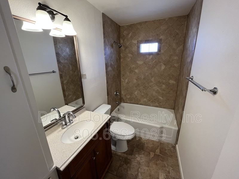 2710 37th St - Photo 5 of 9