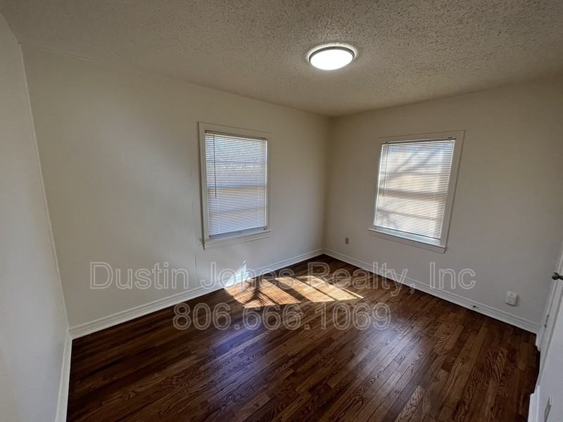 2710 37th St - Photo 6 of 9