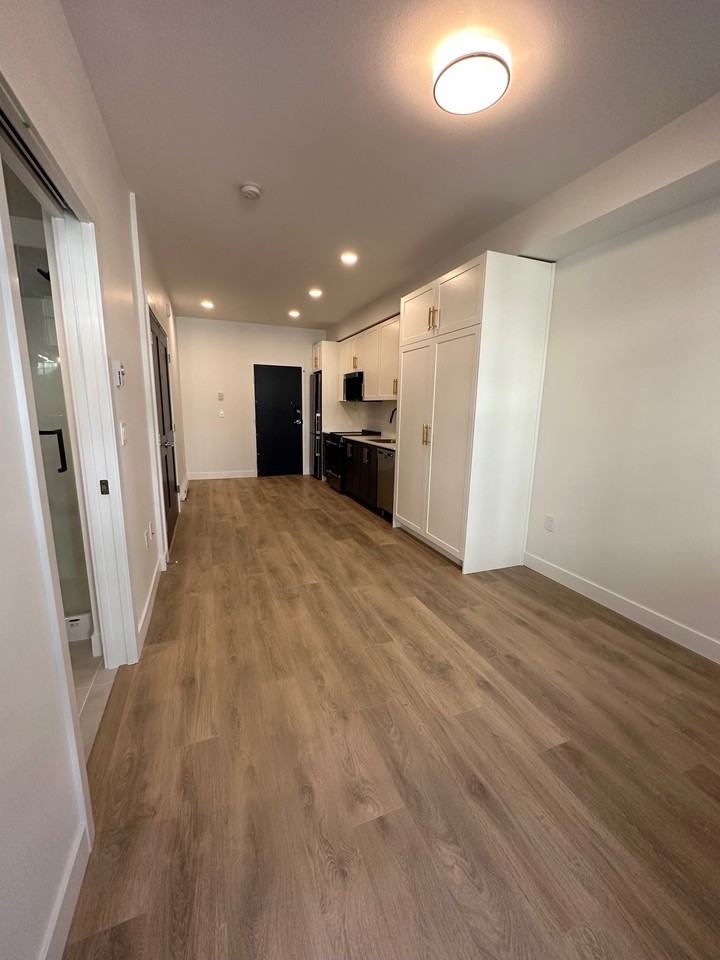 Smith Ave & Robinson St 111, Coquitlam, BC V3J 4E9 1 Bedroom House for