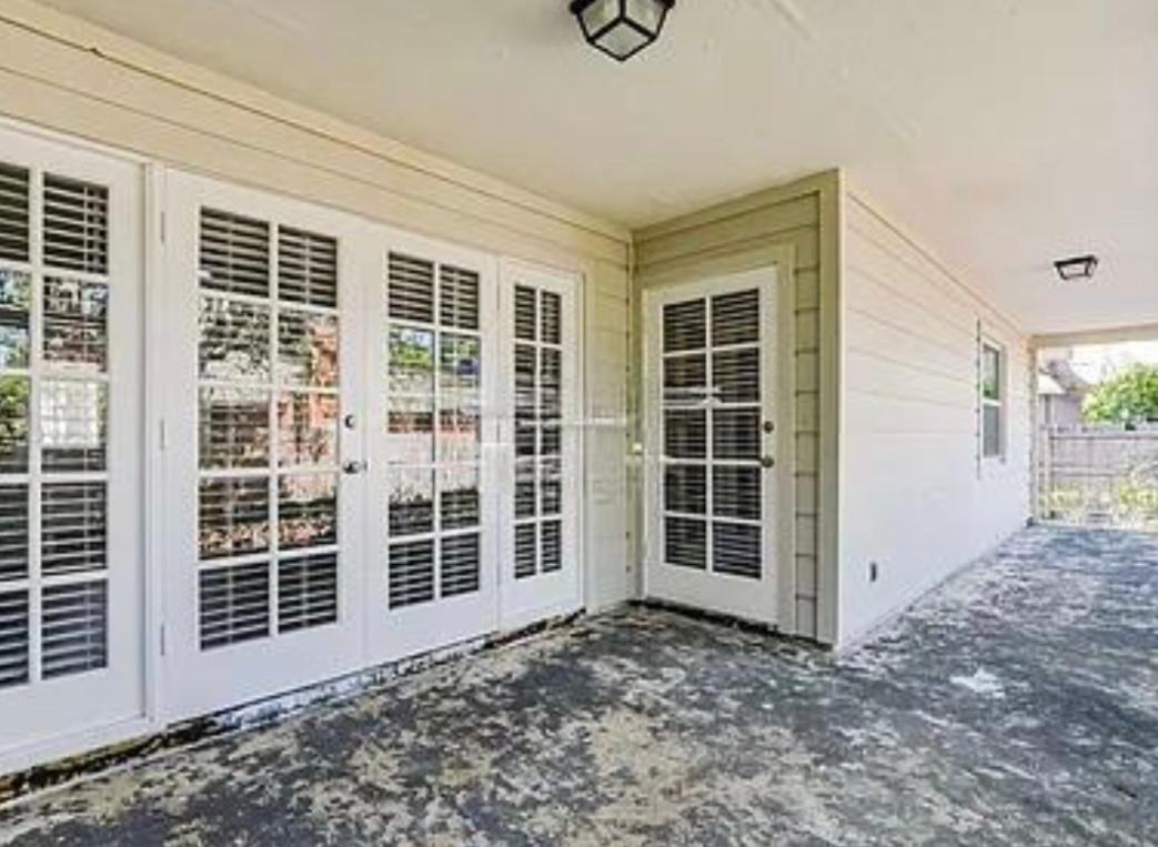 712 Coach Light Dr - Photo 2 of 5