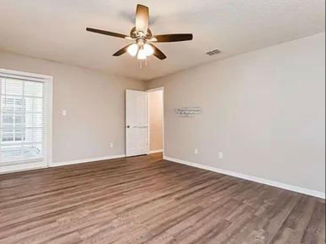 712 Coach Light Dr - Photo 3 of 5