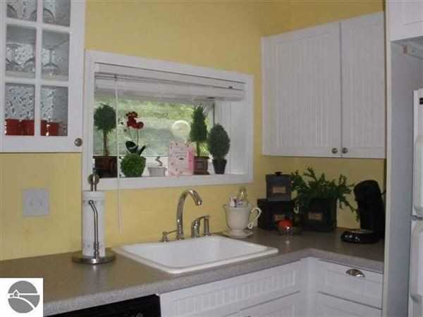 112 N Benzie Blvd - Photo 3 of 16