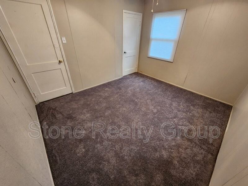 448 S 23rd St - Photo 5 of 10