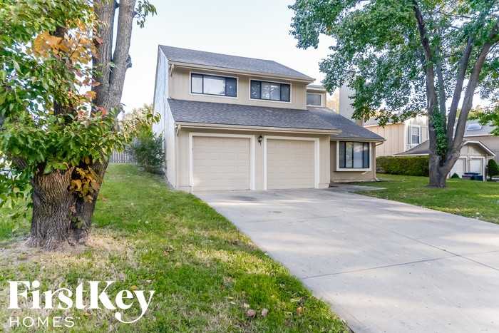 1800 Ne Gatewood Dr - Photo 2 of 14