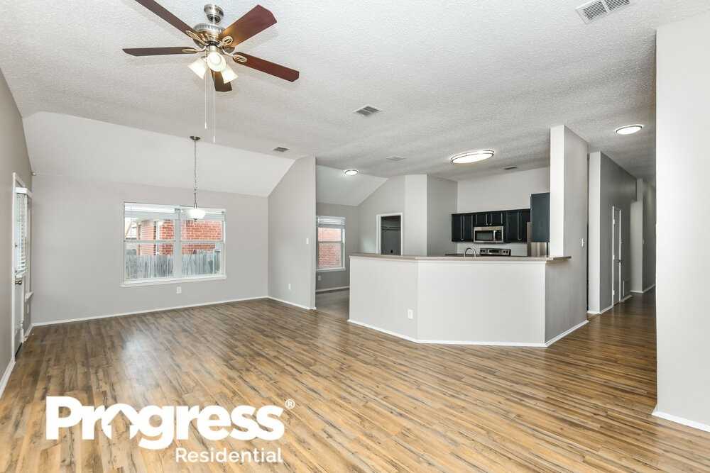 10813 Briaroaks Dr - Photo 3 of 16