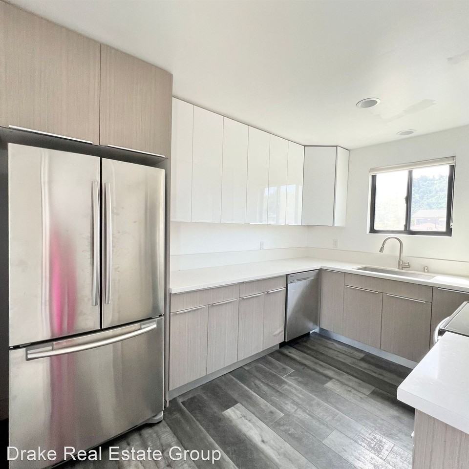 2422 Meadowvale Avenue - Photo 2 of 21