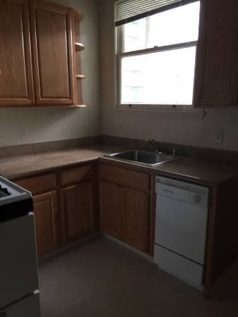 1046 Cole St - Photo 3 of 15