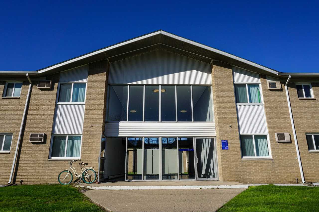 Huntington Club Apartments - Photo 3 of 14