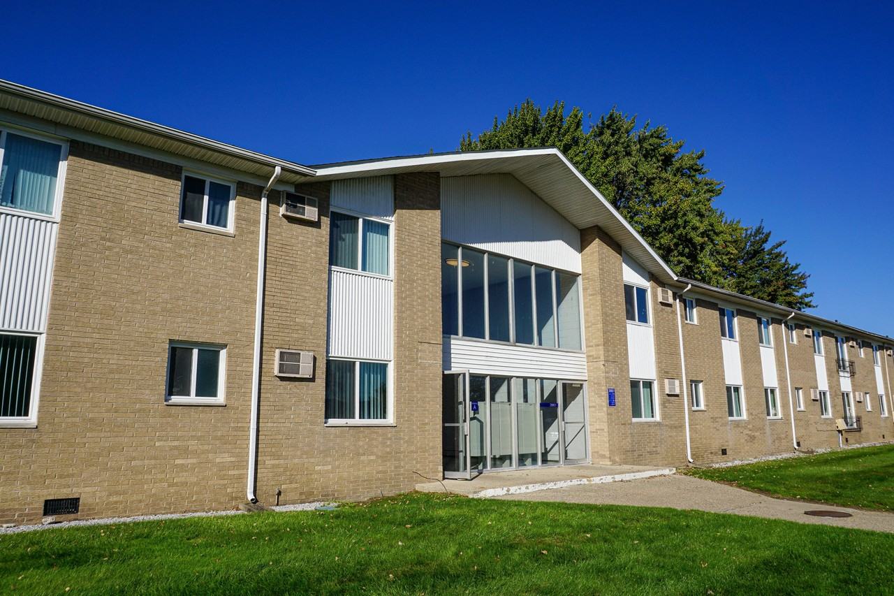 Huntington Club Apartments - Photo 4 of 14