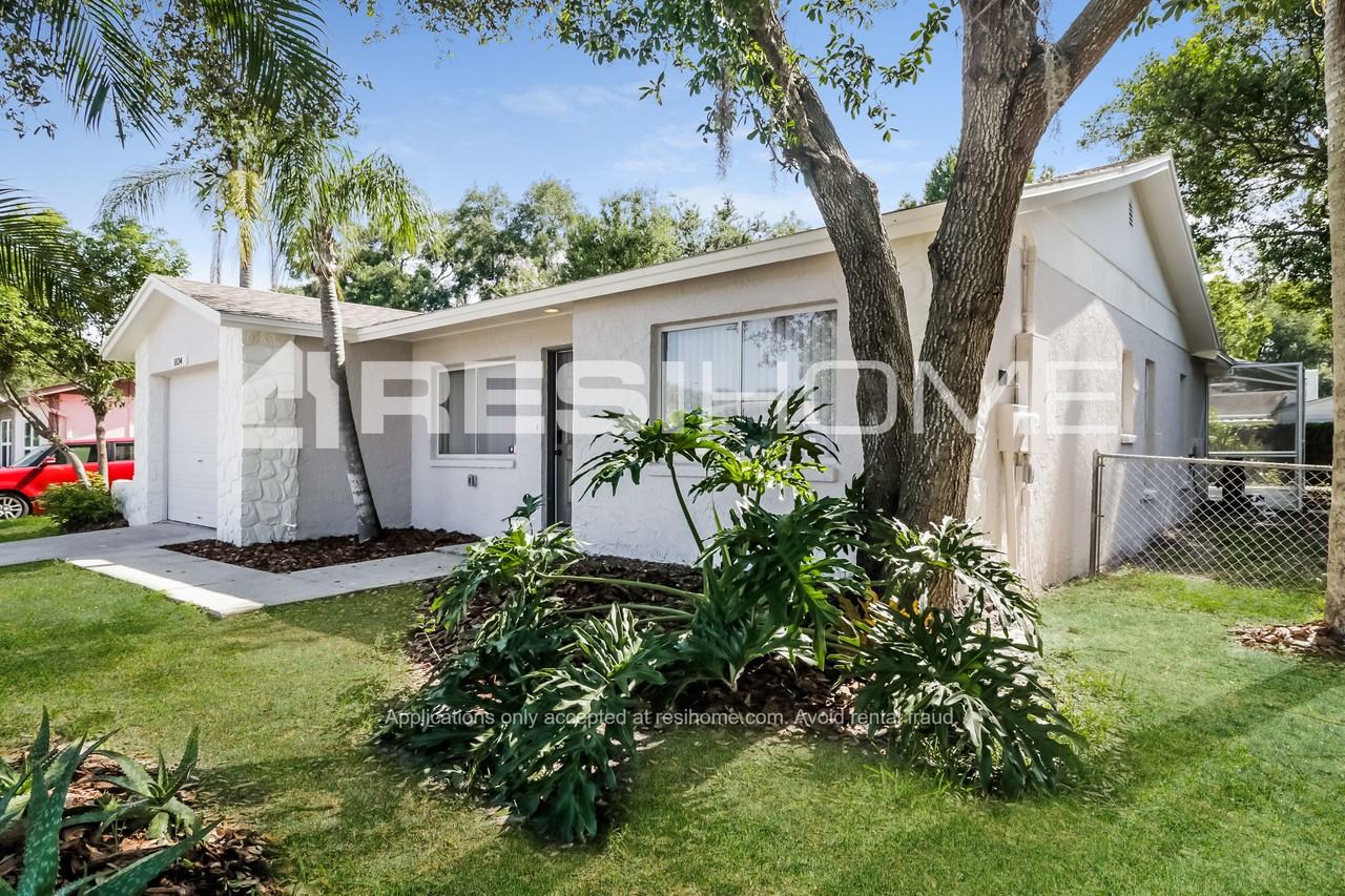 1034 Westwood Dr - Photo 3 of 22