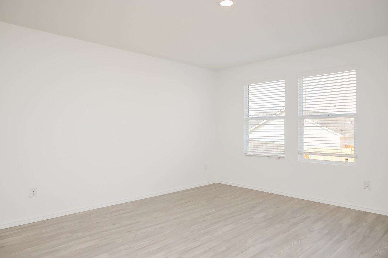 2811 Millikan Dr - Photo 5 of 15