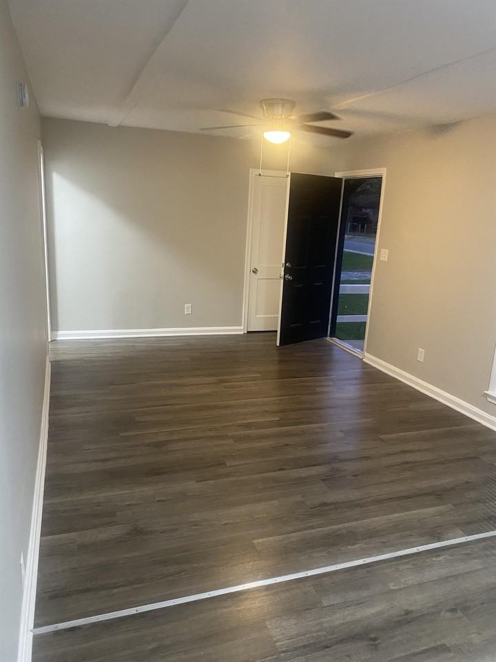 208 Evergreen St #1 - Photo 3 of 8