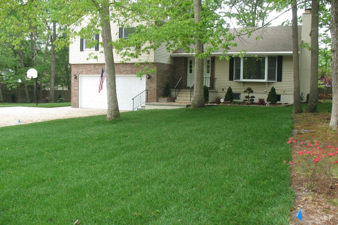 13 Erma Dr - Photo 2 of 27